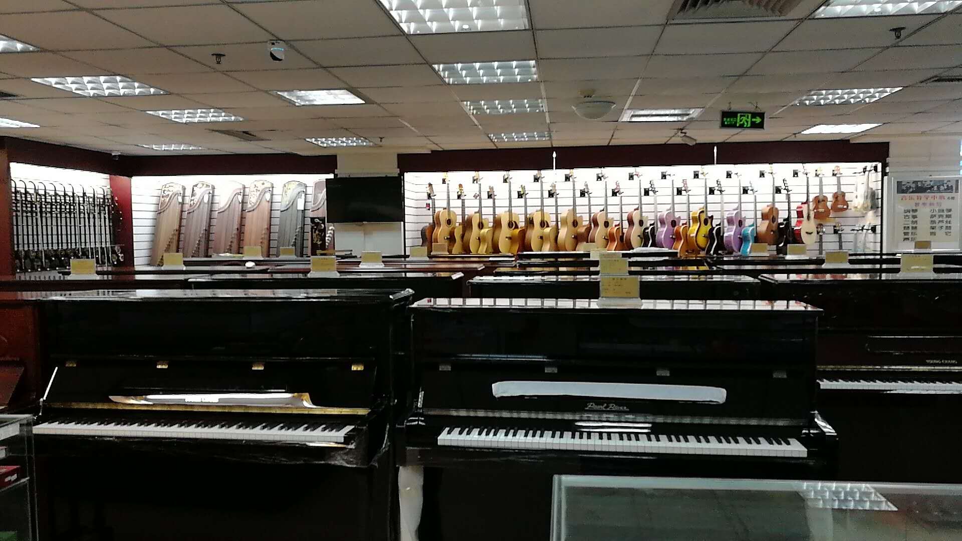 重庆新华书店乐器销售中心店面展示